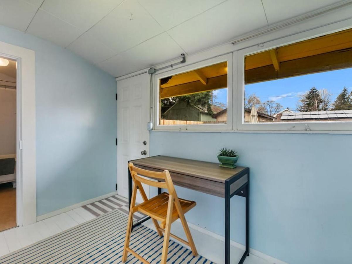 Charming 1909 St Johns Bungalow ポートランド エクステリア 写真