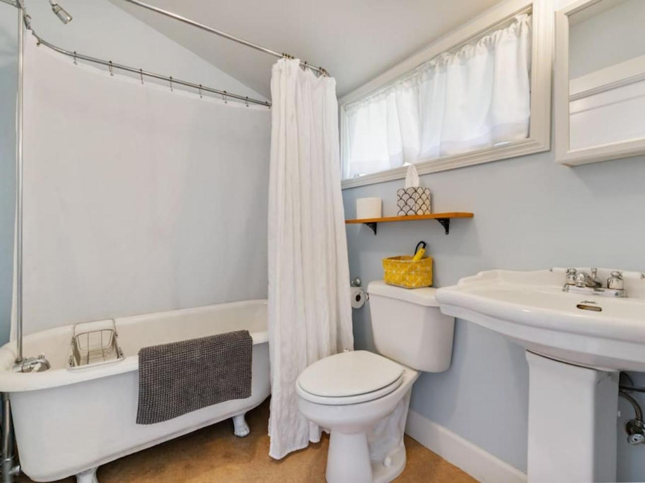 Charming 1909 St Johns Bungalow ポートランド エクステリア 写真