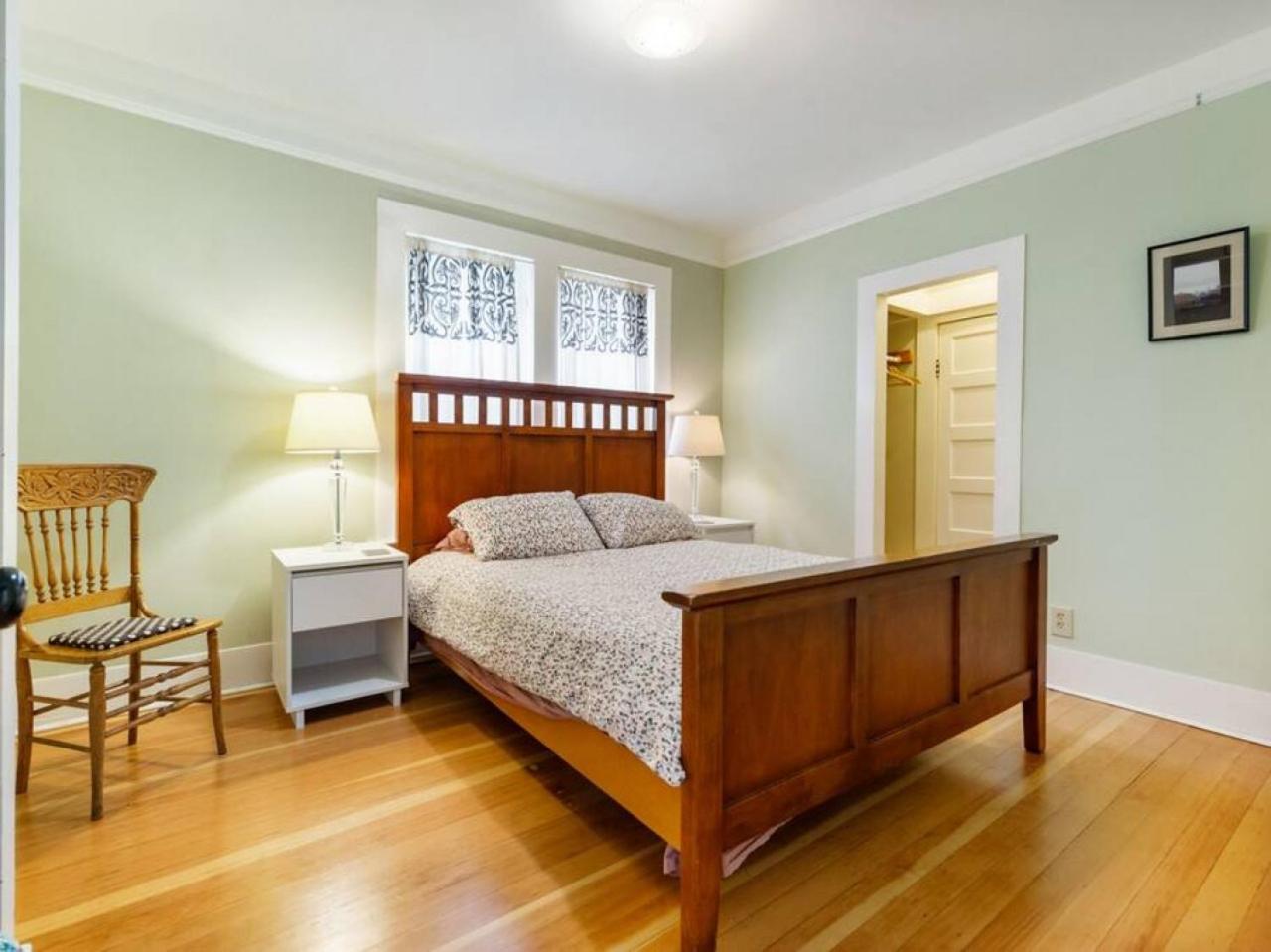 Charming 1909 St Johns Bungalow ポートランド エクステリア 写真